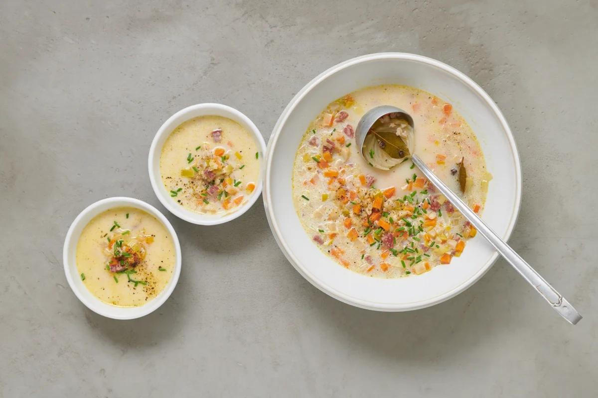 Minestra d'orzo grigionese aus der Kategorie Suppen. Das fertige Gericht schön angerichtet und fotografiert aus Vogelperspektive (Food Fotografie). Serviervorschlag, Original Tiptopf Rezept, aus dem bekanntesten Kochbuch der Schweiz
