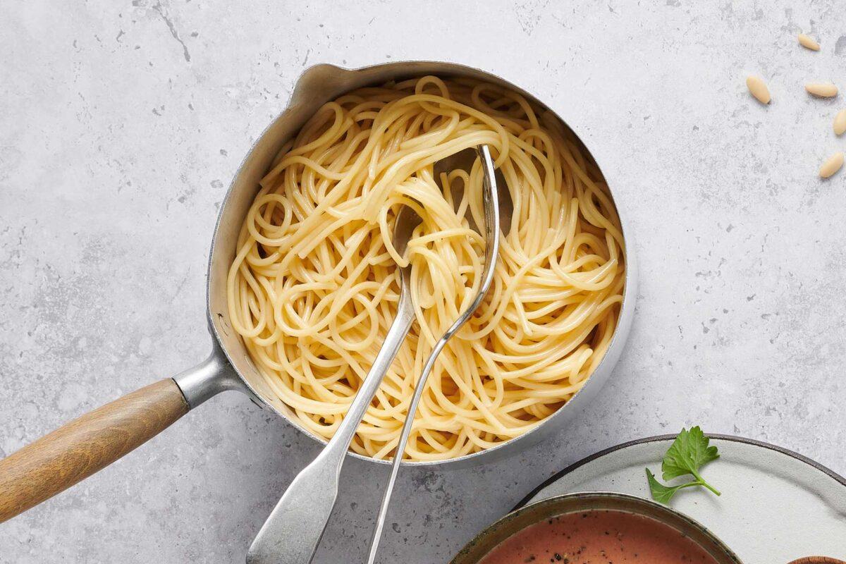 Pasta aus der Kategorie Getreide. Das fertige Gericht schön angerichtet und fotografiert aus Vogelperspektive (Food Fotografie). Serviervorschlag, Original Tiptopf Rezept, aus dem bekanntesten Kochbuch der Schweiz
