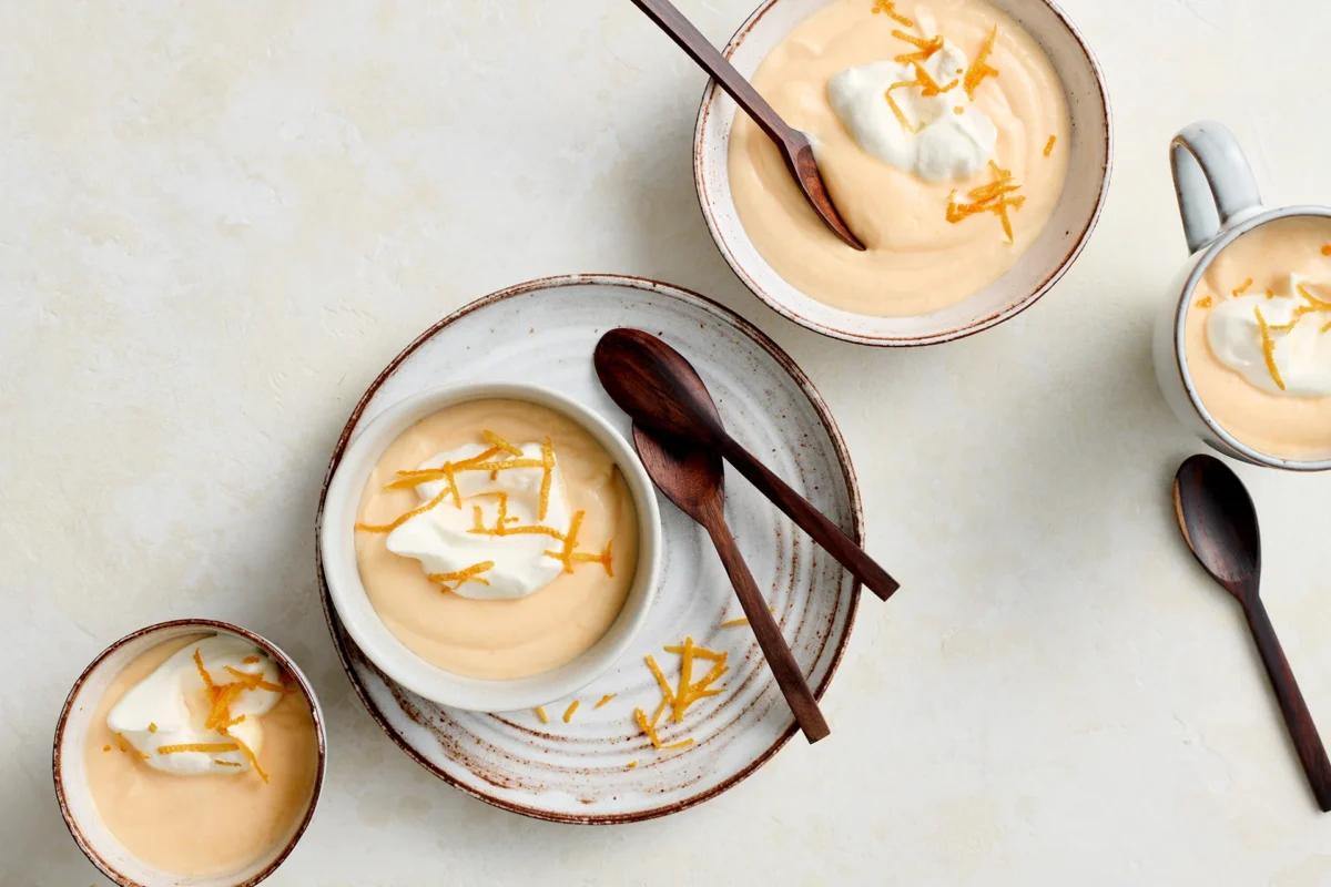 Crema all'arancia aus der Kategorie Desserts. Das fertige Gericht schön angerichtet und fotografiert aus Vogelperspektive (Food Fotografie). Serviervorschlag, Original Tiptopf Rezept, aus dem bekanntesten Kochbuch der Schweiz