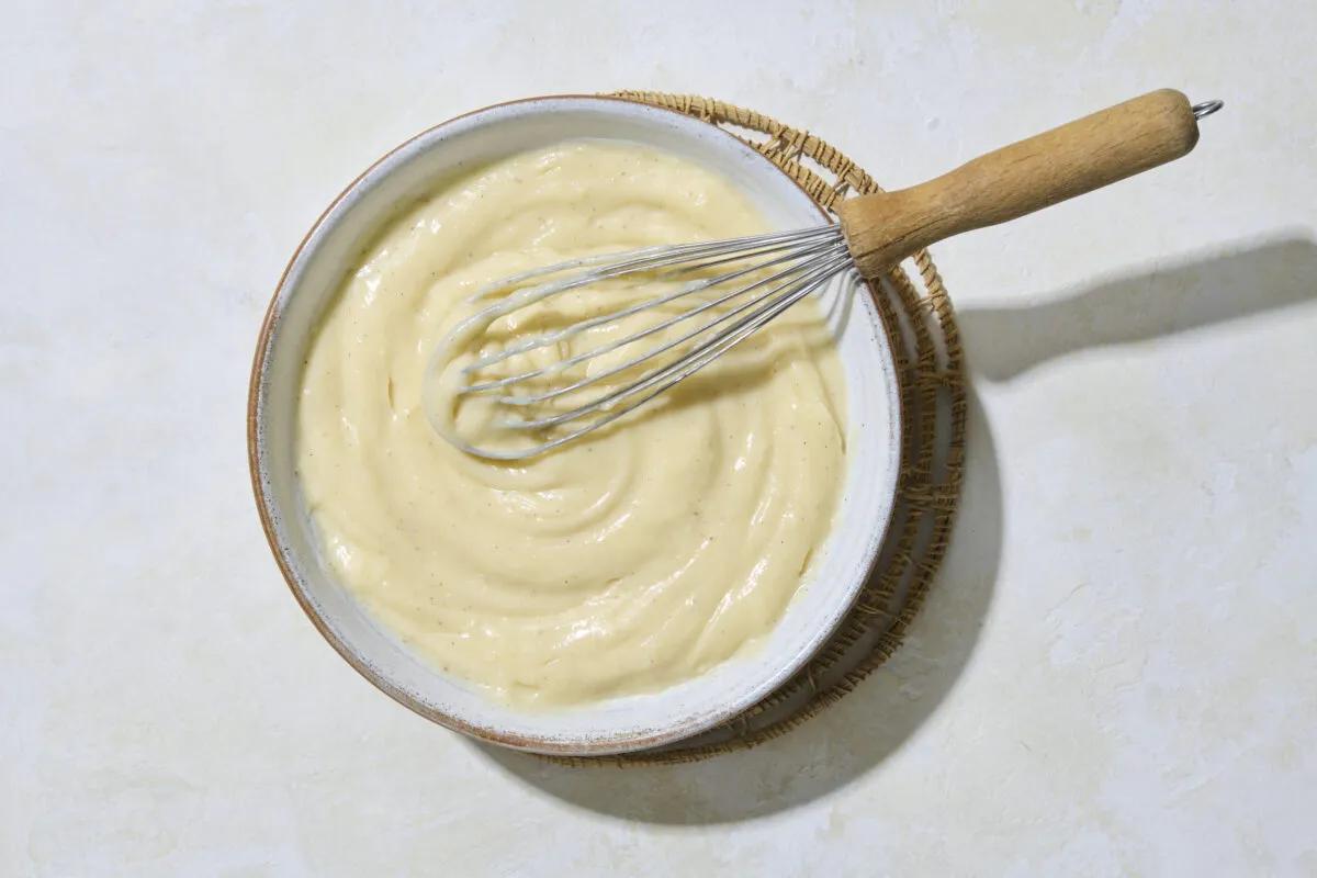 Crema pasticcera alla vaniglia aus der Kategorie Gebäck süss. Das fertige Gericht schön angerichtet und fotografiert aus Vogelperspektive (Food Fotografie). Serviervorschlag, Original Tiptopf Rezept, aus dem bekanntesten Kochbuch der Schweiz